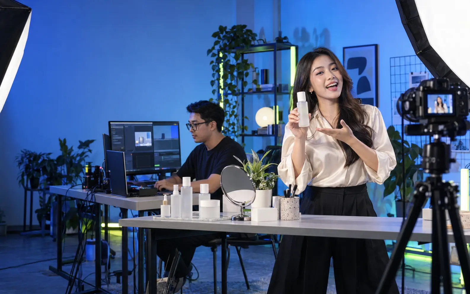 Host CSMC mempresentasikan produk saat live commerce