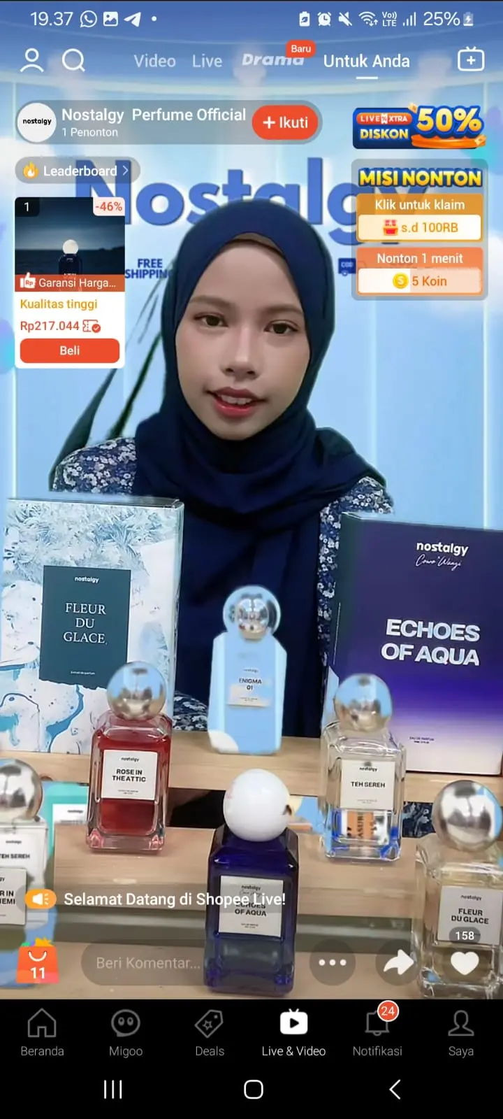 Host CSMC mempresentasikan produk parfum saat Shopee Live