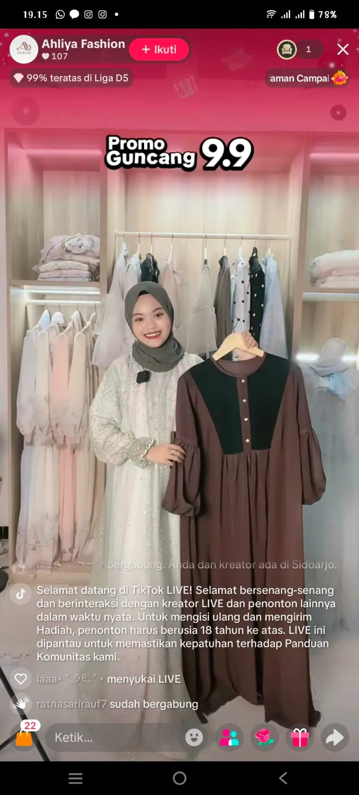 Host CSMC mempresentasikan koleksi fashion saat live