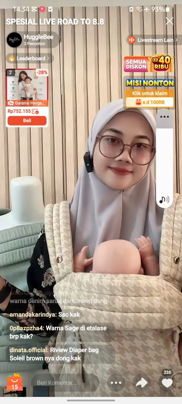 Host CSMC mendemonstrasikan produk fashion dan kebutuhan rumah