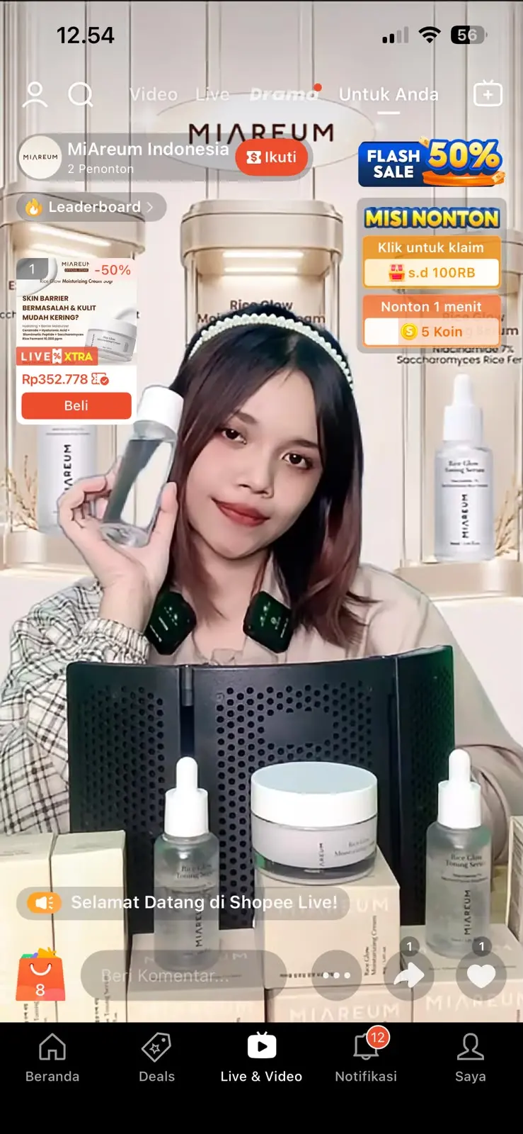 Host CSMC menunjukkan rangkaian skincare saat live