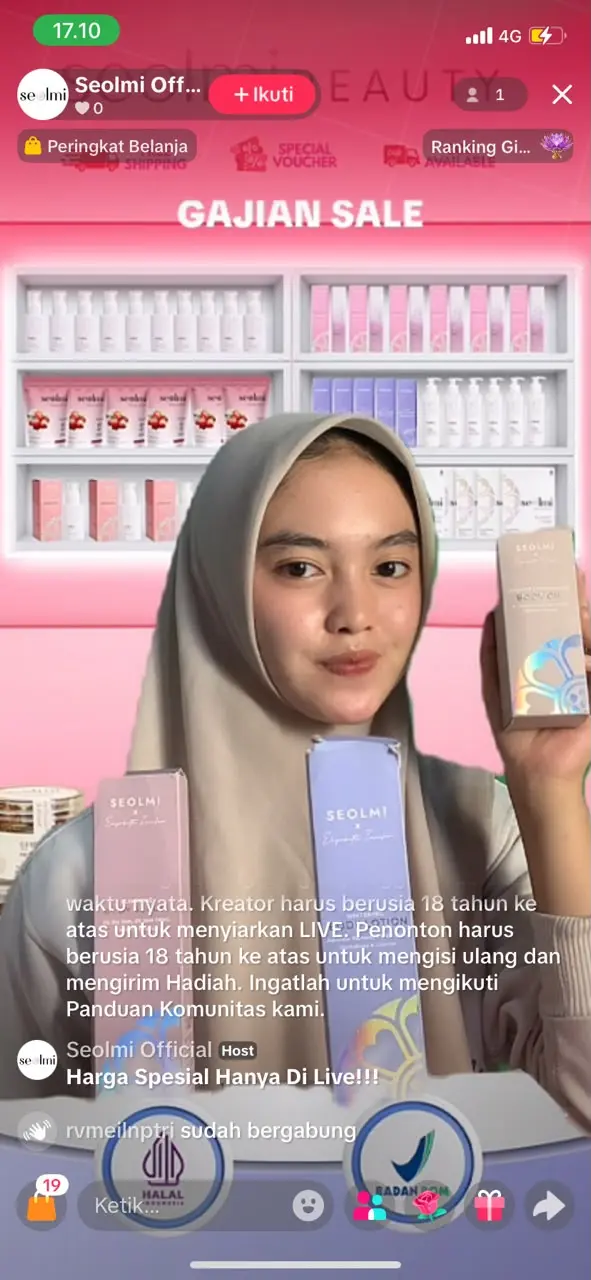 Host CSMC mempresentasikan produk bodycare saat live