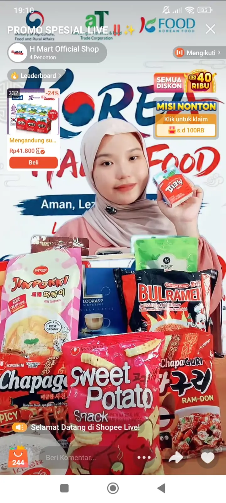 Host CSMC mempresentasikan aneka produk makanan saat live