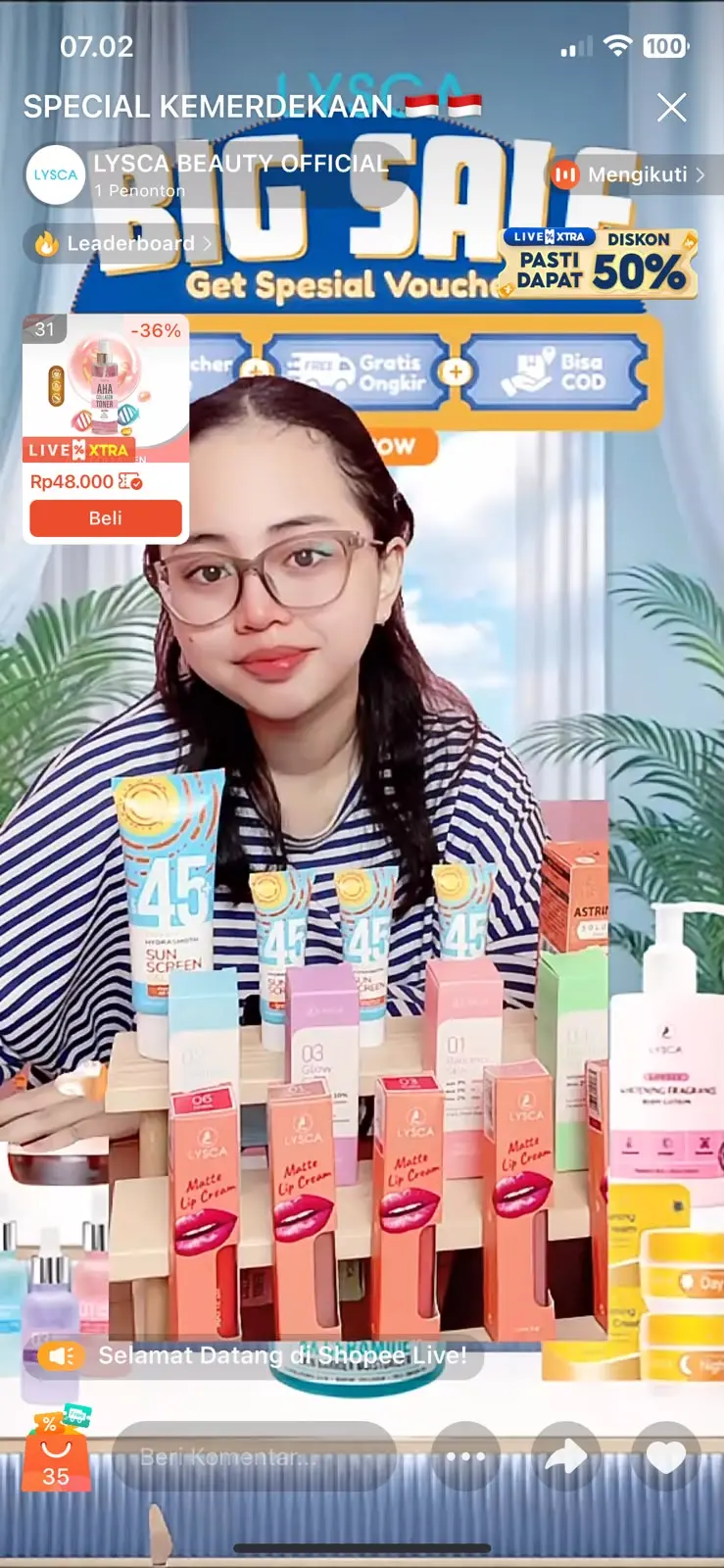 Host CSMC mempresentasikan rangkaian kosmetik dalam kampanye live