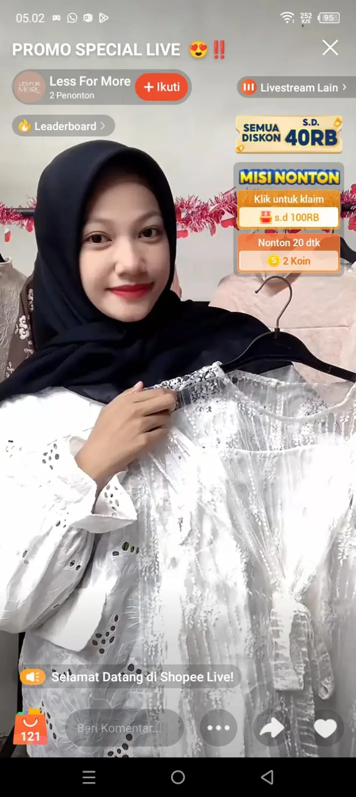 Host CSMC menunjukkan produk fashion saat promo live
